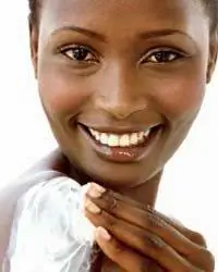 женщина с лосьоном на плече