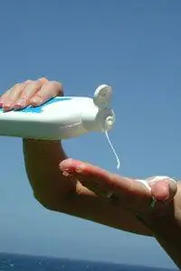 рука с солнцезащитным кремом