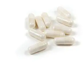 Высококачественное изображение пищевых добавок в форме капсул на белом фоне крупным планом. Яркий/светлый образ говорит о здоровье и позитиве.