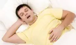 мужчина храпит