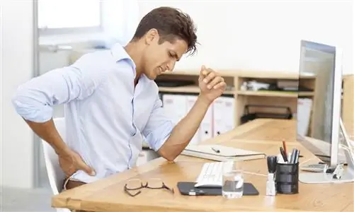 Почему длительное сидение на стуле вредно для спины?