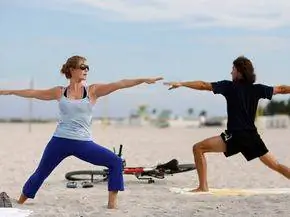 Люди в Майами-Бич, Флорида. возьмите урок йоги на пляже, чтобы уменьшить стресс.