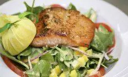 Салат из лосося