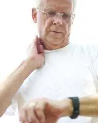 Этот человек проверяет свой пульс.