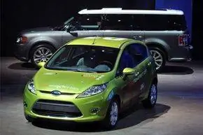 Ford Motor Company демонстрирует Ford Fiesta (спереди) и Ford Flex 2010 года перед мировыми автомобильными СМИ во время Североамериканского международного автосалона 11 января 2009 года в Cobo Center в Детройте, штат Мичиган.