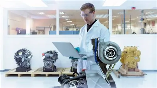 ученый, изучающий турбокомпрессор