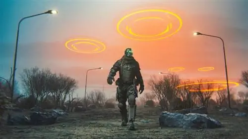 Футуристический киборг идет по пустыне, а вокруг летают НЛО.