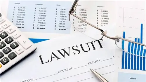 Бумага со словом судебное разбирательство написано на нем.