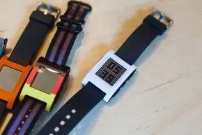 Одним из преимуществ Pebble является его совместимость с любым стандартным ремешком для часов.
