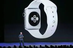 На слайде над генеральным директором Apple Тимом Куком показана цифровая корона сбоку часов, а также кнопки и задняя часть устройства. На слайде над генеральным директором Apple Тимом Куком показана цифровая корона сбоку часов, а также кнопки и задняя часть устройства.