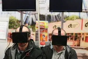 Посетители выставки электроники IFA 2013 в Берлине, Германия, в 2013 году проводят тест-драйв Oculus Rift.