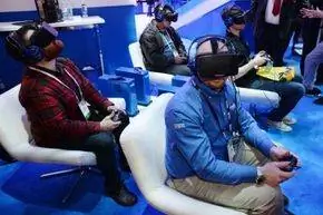 Участники, играющие в «EVE: Valkyrie» на стенде Intel на международной выставке CES 2014 в Лас-Вегасе, штат Невада.