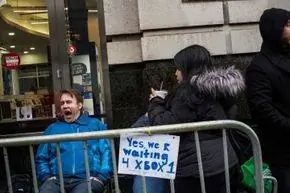 Жители Нью-Йорка стоят в очереди у магазина Best Buy, чтобы увидеть полночный релиз Xbox One в ноябре 2013 года. Жители Нью-Йорка стоят в очереди у магазина Best Buy, чтобы увидеть полночный релиз Xbox One в ноябре 2013 года.