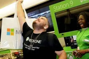 Первый потребитель, купивший Xbox One во время полуночного выпуска в торговом центре Florida Mall в Орландо, штат Флорида, триумфально поднимает свою покупку в воздух. Первый потребитель, купивший Xbox One во время полуночного выпуска в торговом центре Florida Mall в Орландо, штат Флорида, триумфально поднимает свою покупку в воздух.