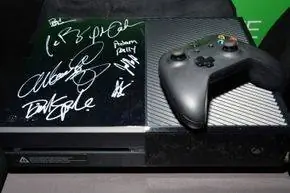 Подписанный Xbox One, который был частью 4-го ежегодного мероприятия Variety Power of Comedy в пользу фонда Норин Фрейзер в Авалоне. Подписанный Xbox One, который был частью 4-го ежегодного мероприятия Variety Power of Comedy в пользу фонда Норин Фрейзер в Авалоне.