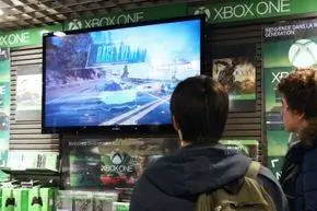 Геймеры в Париже проверяют Xbox One в день релиза, 22 ноября 2013 г. Геймеры в Париже проверяют Xbox One в день релиза, 22 ноября 2013 г.