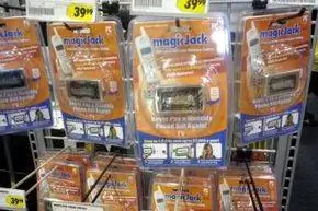 Потребители могут приобретать устройства MagicJack в Интернете или в обычных розничных магазинах.