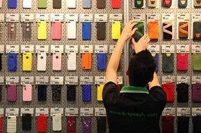 Сотрудник устраивает случай Apple iPhone Сотрудник устраивает случай Apple iPhone