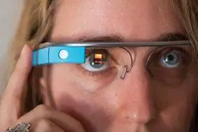 Женщина примеряет Google Glass на мероприятии в 2013 году. Женщина примеряет Google Glass на мероприятии в 2013 году.