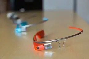 Версия Google Glass Explorer's Edition была представлена в нескольких цветах. Версия Google Glass Explorer's Edition была представлена в нескольких цветах.