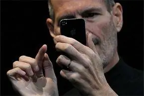 Стив Джобс смотрит на iPhone