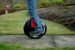 Solowheel оснащен электродвигателем мощностью 1000 Вт, который вращает колесо, литий-ионным аккумулятором, питающим электродвигатель, и гироскопом, помогающим пользователю сохранять равновесие во время движения.