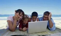 семья за компьютером