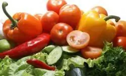 Различные свежие вкусные овощи, изолированные на белом фоне.