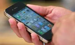 Покупатель Apple Store смотрит на новый Apple iPhone 4G 14 октября 2011 года в Сан-Франциско.
