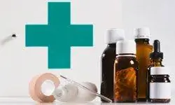 Бутылочки с таблетками у аптечки
