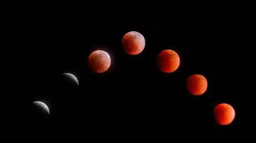 составное изображение лунного затмения кровавой луны