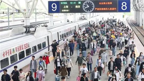 пассажиры на станции Najing Rainway