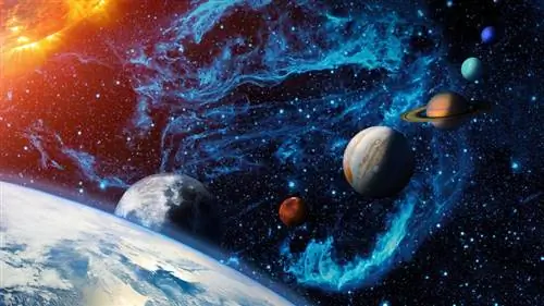 Цифровая иллюстрация Солнечной системы. Солнце, Земля и планетарная Луна, Марс, Юпитер, Сатурн, Уран, Нептун и карликовый Плутон. Ряд планет и звездная туманность в космическом пространстве.