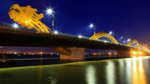 Мост Дракона Ронг во Вьетнаме на самом деле дышит огнем