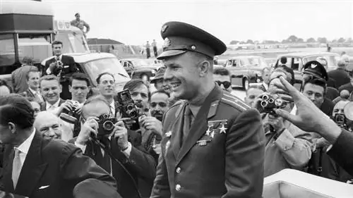 Юрий Гагарин приветствует толпу в Лондоне