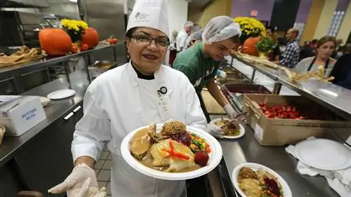 Нари Алли хвастается едой на День Благодарения