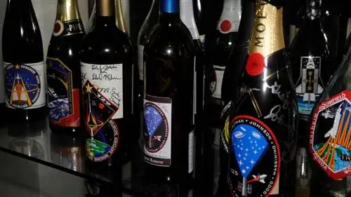 НАСА подписало винные бутылки