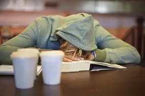 студент спит на книгах