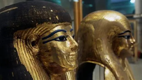 История макияжа на удивление элитарна