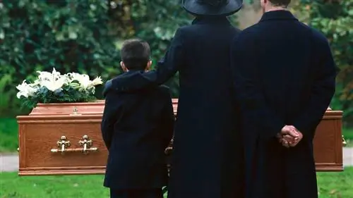 Можно ли кого-нибудь похоронить на заднем дворе?