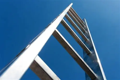 Почему ходьба под лестницей считается несчастливой?