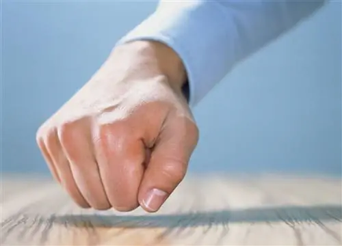 Почему люди стучат по дереву на удачу?