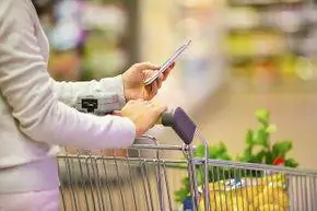 женщина пишет смс с продуктовой тележкой женщина пишет смс с продуктовой тележкой