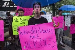 Сторонники разоблачителя Эдварда Дж. Сноудена на митинге в Нью-Йорке в июне 2013 года.