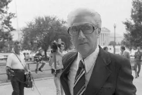 Бывший сотрудник ФБР У. Марк Фелт прибыл в федеральный суд в 1980 году.