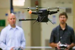 компьютер, мужчина в маске