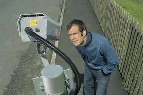 мужчина смотрит в камеру