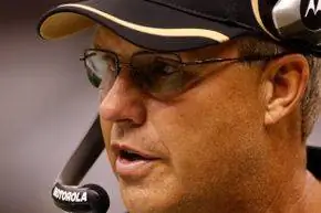 Грегг Уильямс наблюдает за игрой во время игры между New Orleans Saints и San Diego Chargers на стадионе Louisiana Superdome в августе 2010 года.