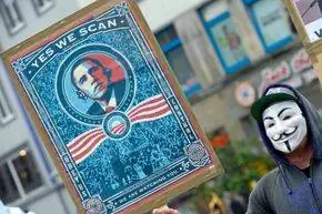 человек, выступающий против PRISM