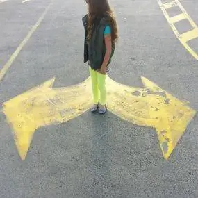 левый или правый знак на улице